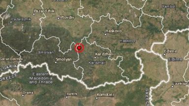 По данни на Националния Сеизмологичен Център в 15 47 чaса българско