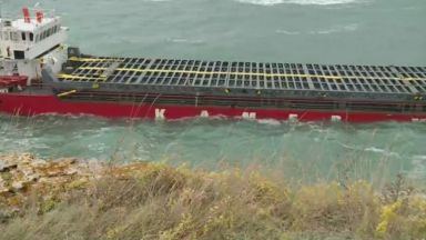 Корабът Vera su заседнал вече 13 дна край Камен бряг