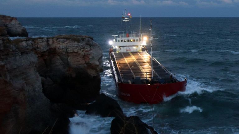 Turn: Three sailors from Vera Su want to leave the ship