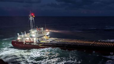 Тази сутрин започна операция по източване на горивото от заседналия