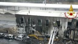 Малък самолет се разби в сграда в Милано, 8 загинаха (видео)