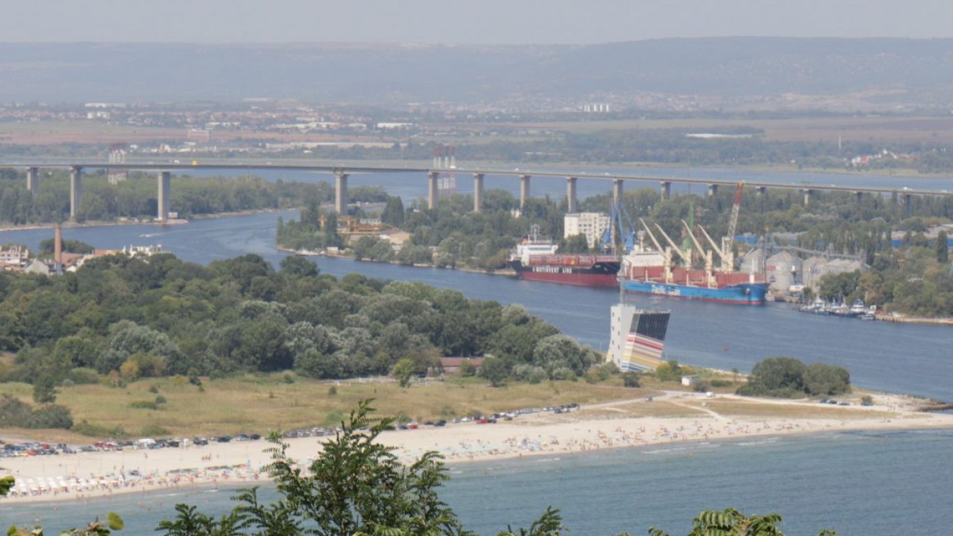 Кораб с техническа повреда край Румъния ще бъде ремонтиран във Варна или Констанца