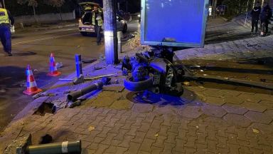 Моторист загина а спътничката му е тежко ранена след като