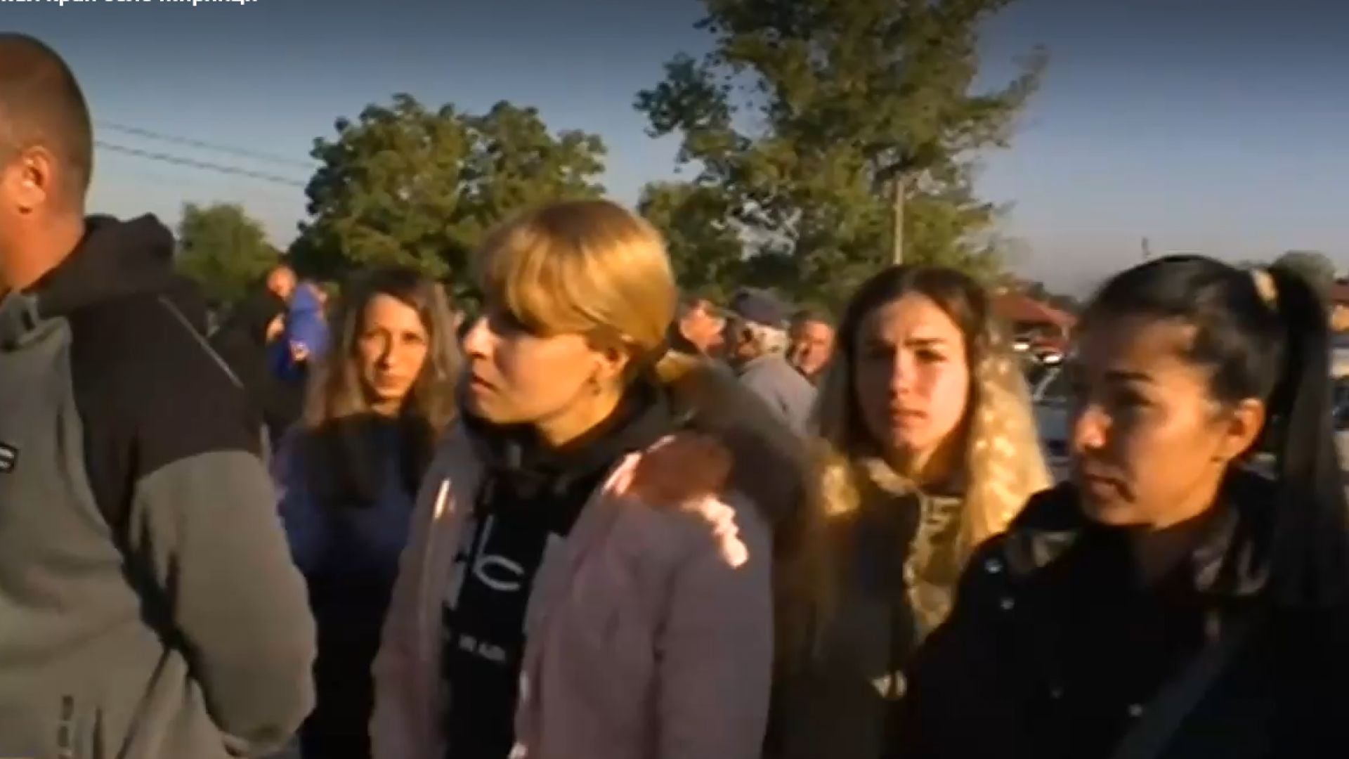 Жителите на Мирянци на  протест срещу кариера, къщите им се рушат