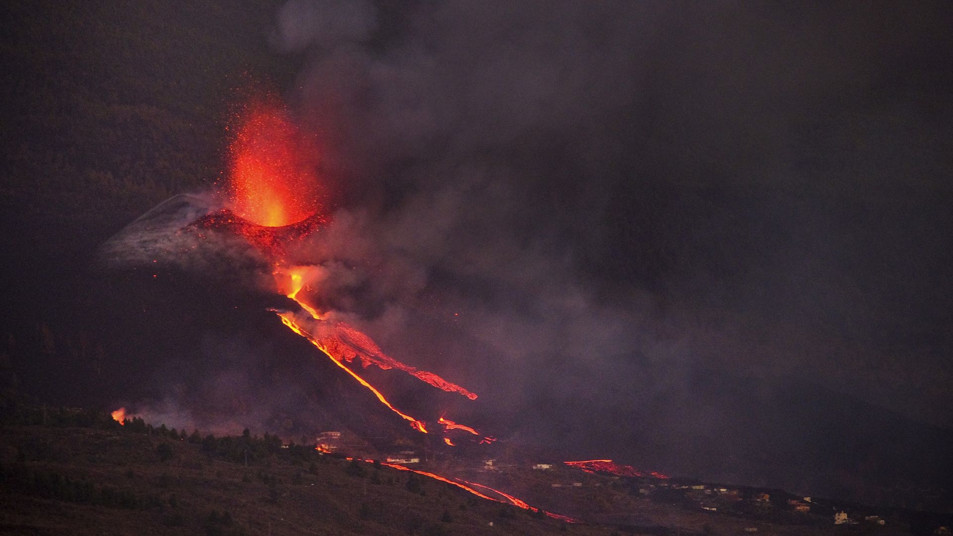 Срути се част от кратера на вулкана на остров Ла Палма  (снимки и видео)