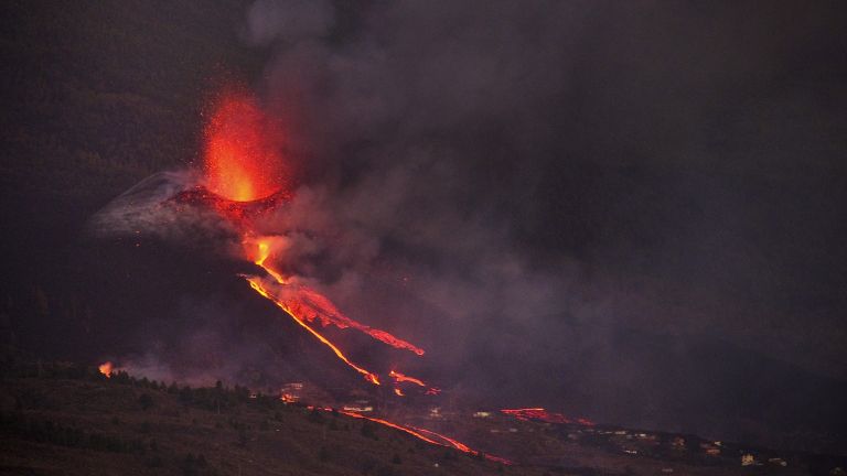 Part of the crater of the volcano on the island of La Palma collapsed (photos and video)