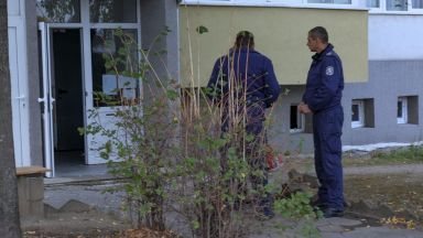 Разследват двойно убийство в Благоевград, заподозрян е синът на семейството (СНИМКИ)