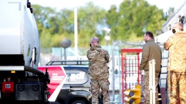 Военнослужещи започнаха днес да помагат за доставките на бензин на