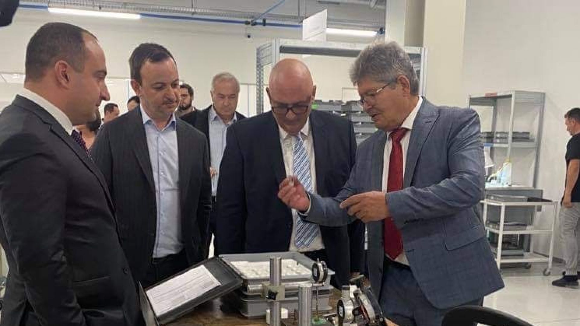 Нова фабрика за прецизна оптика откриха край Пловдив