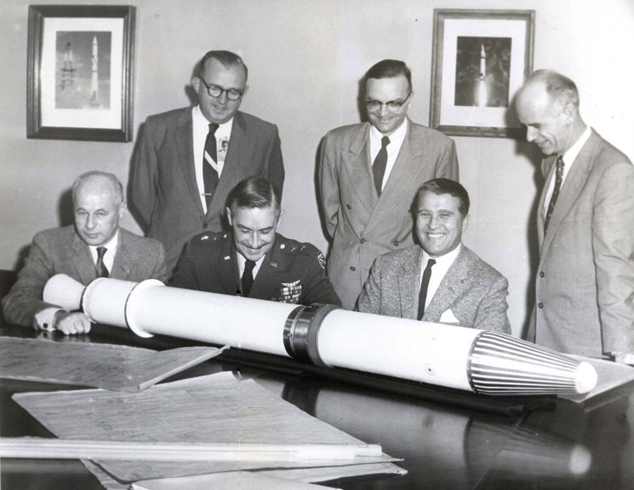 Вернер фон Браун с първия американски сателит "Експлорър I"