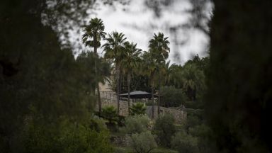 Бивши и настоящи държавни ръководители са укрили милиони долари в