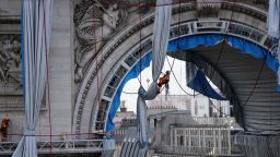 Демонтират "Опакованата Триумфална арка" в Париж (снимки)