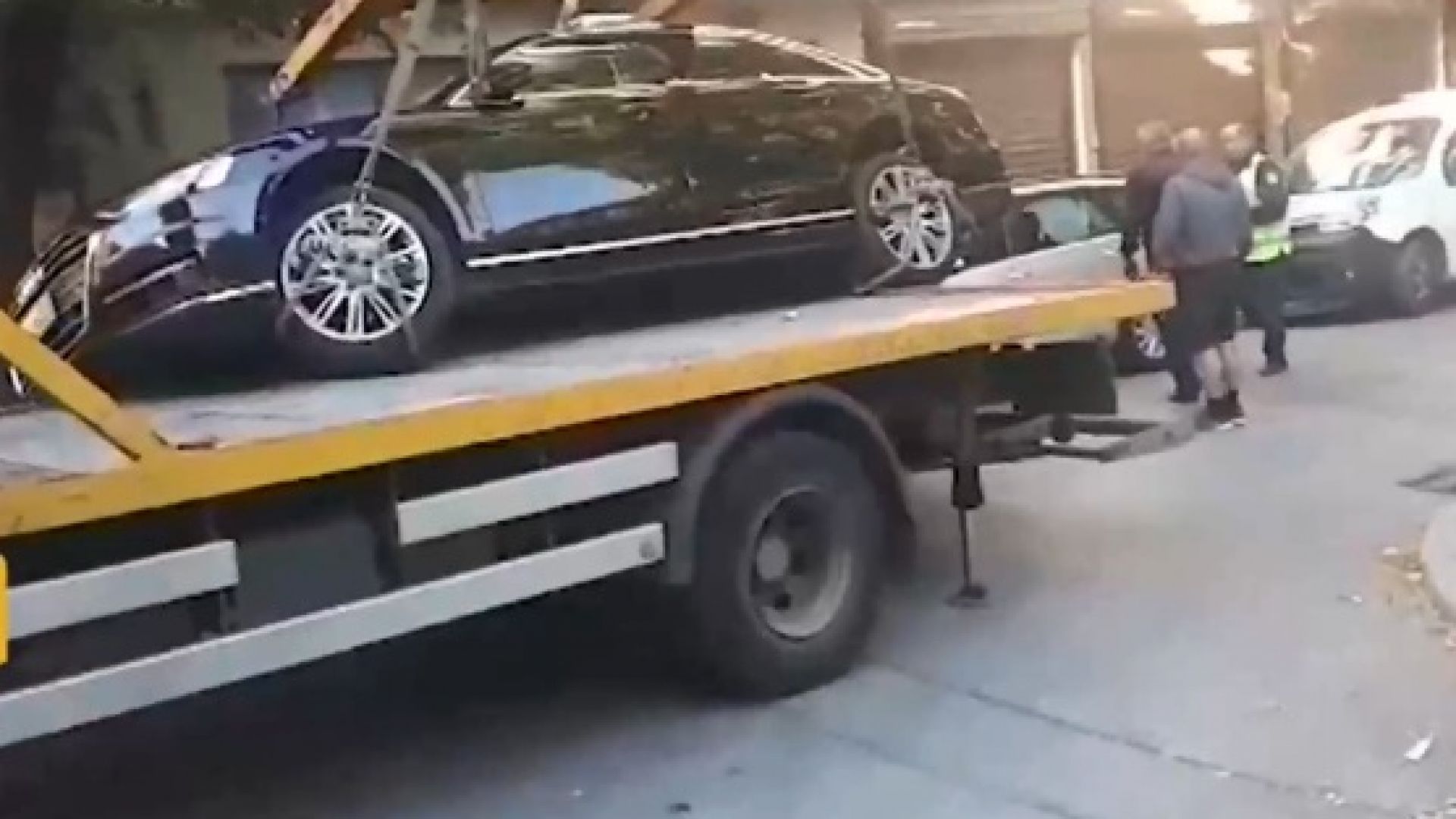 "Паяк" потроши луксозно возило за 100 хил. евро в центъра на Пловдив (снимки)