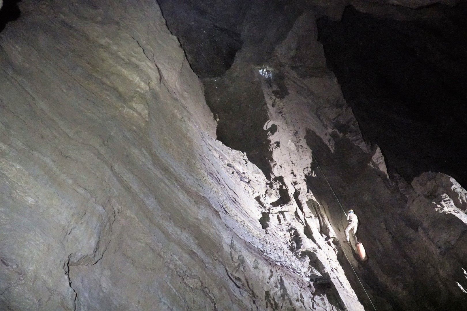 Спускане в пещера Верьовкина