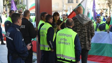 Около стотина пътни строители направиха жива верига около сградата на