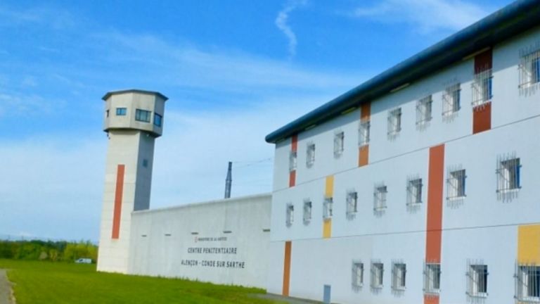 Двама надзиратели в затвор в Северозападна Франция са взети за