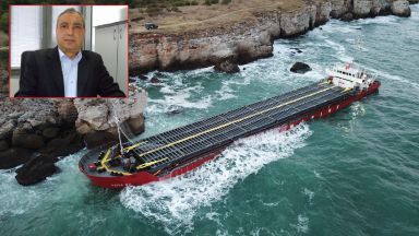 Случаят със заседналия край Камен бряг кораб Vera Su отвори