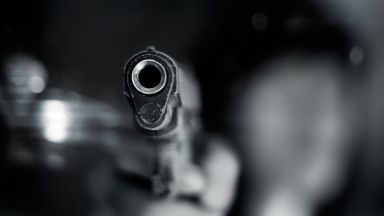Мъж е стрелял с газов пистолет при посещение на преброителка