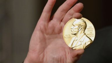 Наградата за мир и другите Нобелови награди се връчват на
