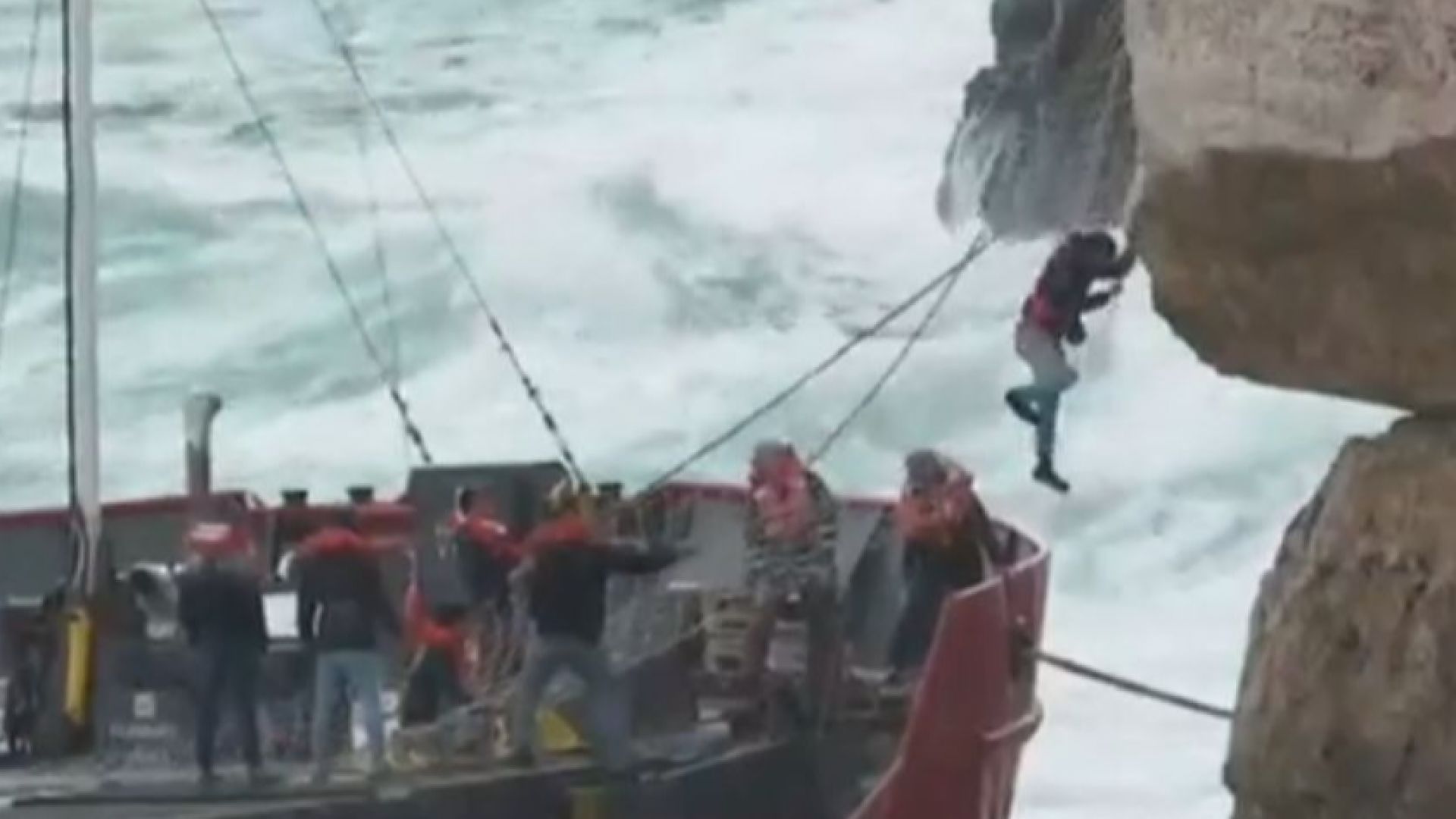 Евакуираха екипажа на "Вера Су", министърът го нарече "диверсия" (видео)