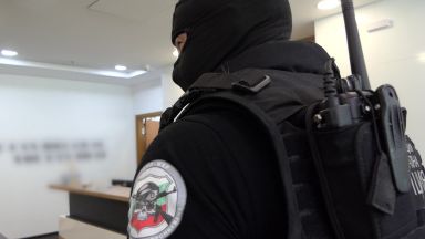 Голяма сума пари и списъци на хора с личните им