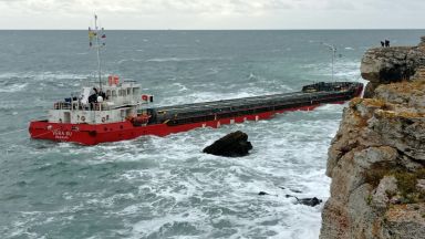 Няма пострадали при извеждането на екипажа на товарния кораб Vera