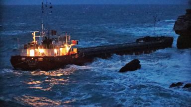 Няма пострадали при извеждането на екипажа на товарния кораб Vera