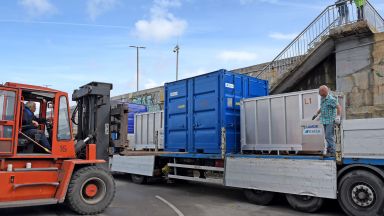 Баржите за претоварване на заседналия край Камен бряг кораб бяха