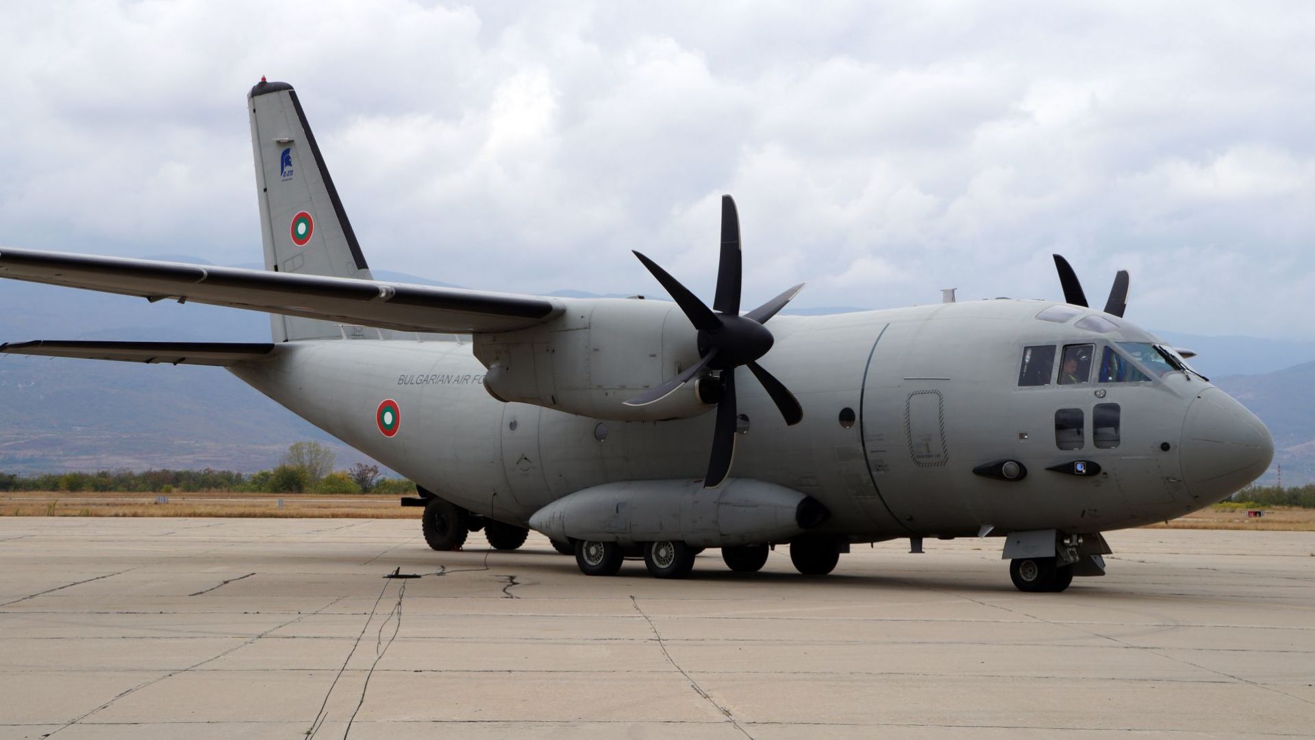 Военни самолети "Спартан" С27 тренираха в небето над "Пловдив" (снимки)