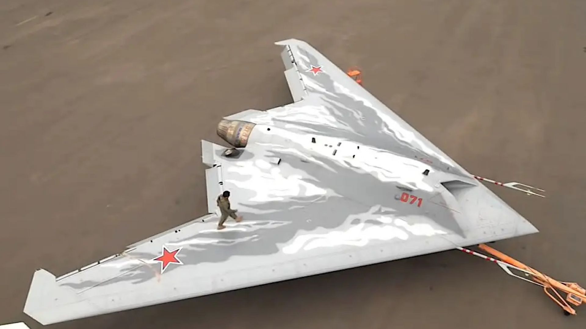 Нови кадри на тайния руски боен стелт дрон С-70 "Охотник"