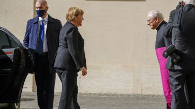 Merkel on farewell visit to Rome, Pope Francis welcomes her to Vatican thumbnail