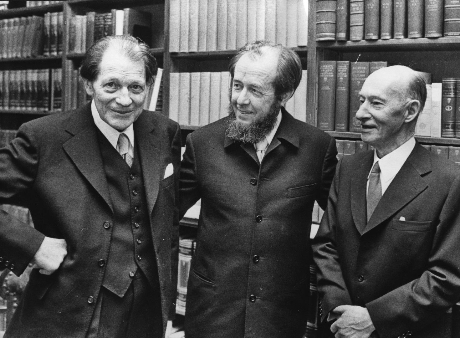 Нобелевская премия солженицына в каком году. Эйвинд Юнсон. Солженицын на вручении Нобелевской премии.