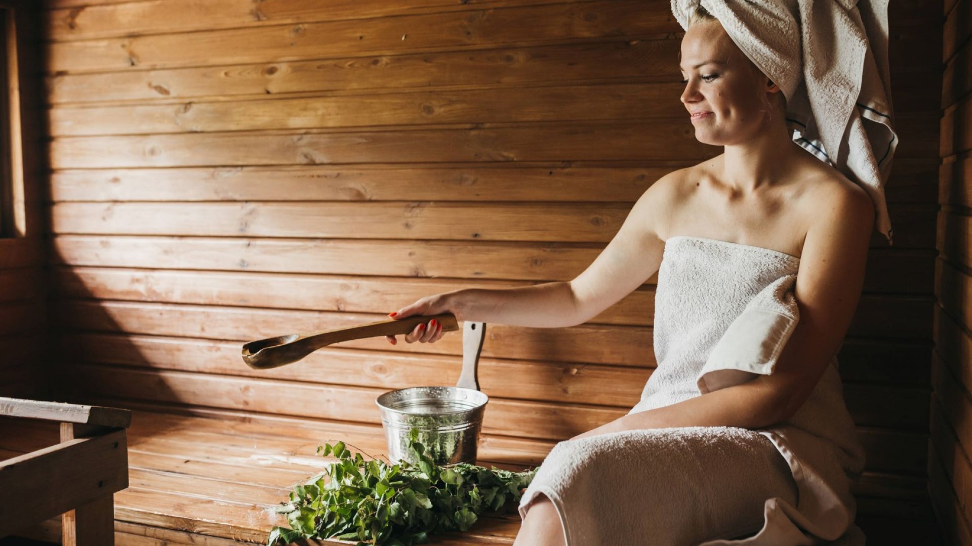 Шоу в сауната: Новата гореща, полугола уелнес мода в Европа