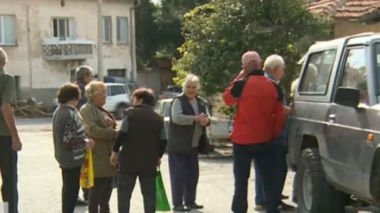 Жители на бобовдолското село Шатрово трета седмица са останали без