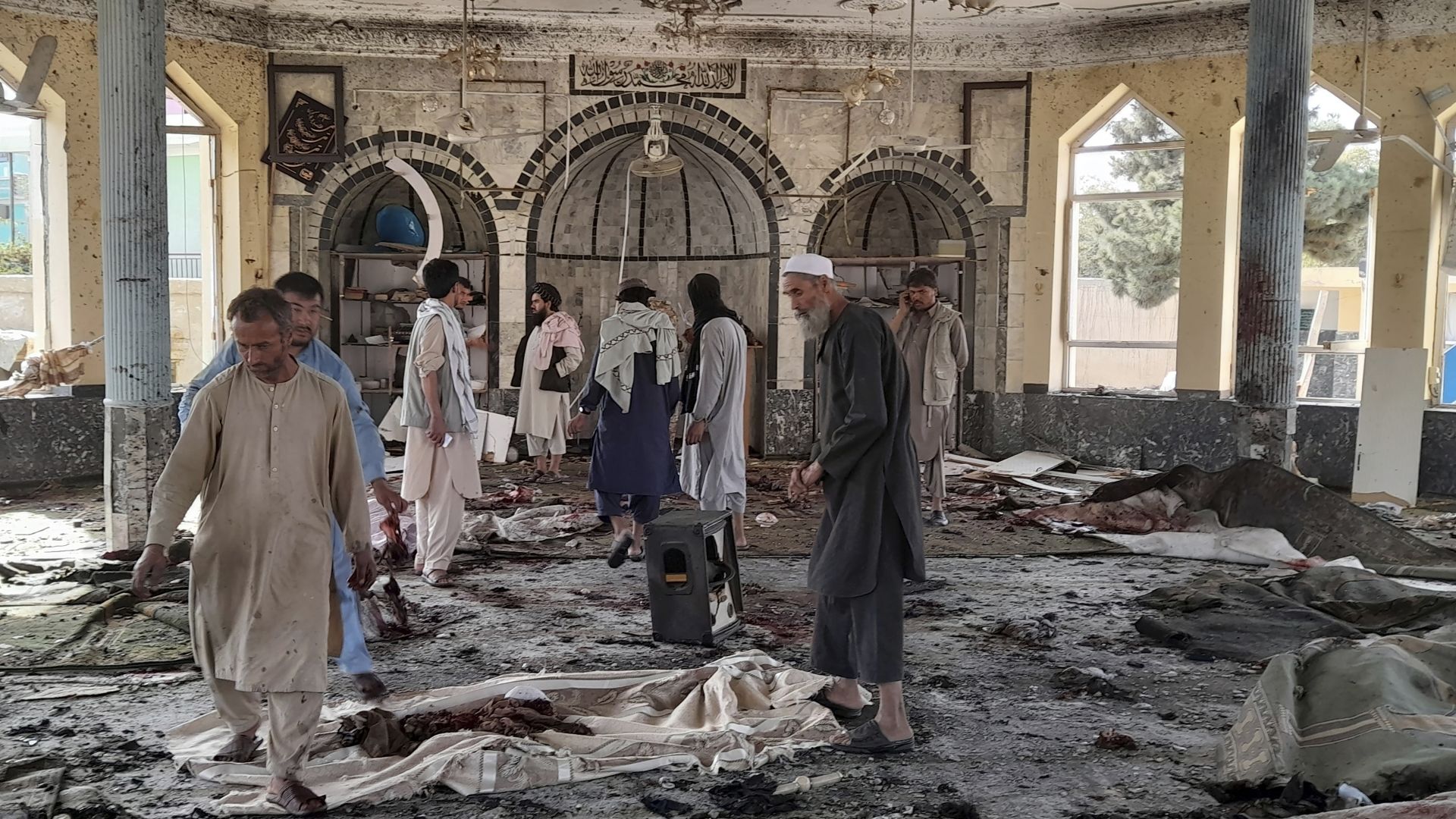Избухна джамия в Афганистан, има множество загинали и ранени (снимки/видео)
