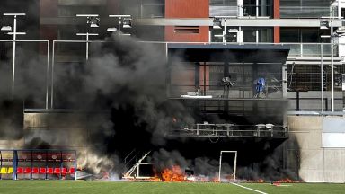 Стадион избухна в пламъци само ден преди гостуването на Англия