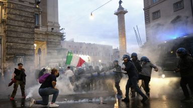 Хиляди жители на Рим участваха в протест срещу здравните сертификати
