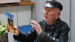 За Джони, който ни разсмиваше, за да станем сериозни