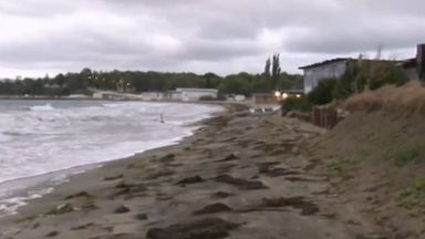 Бурното море унищожи плажа в Крайморие, "изяде" 18 метра от брега