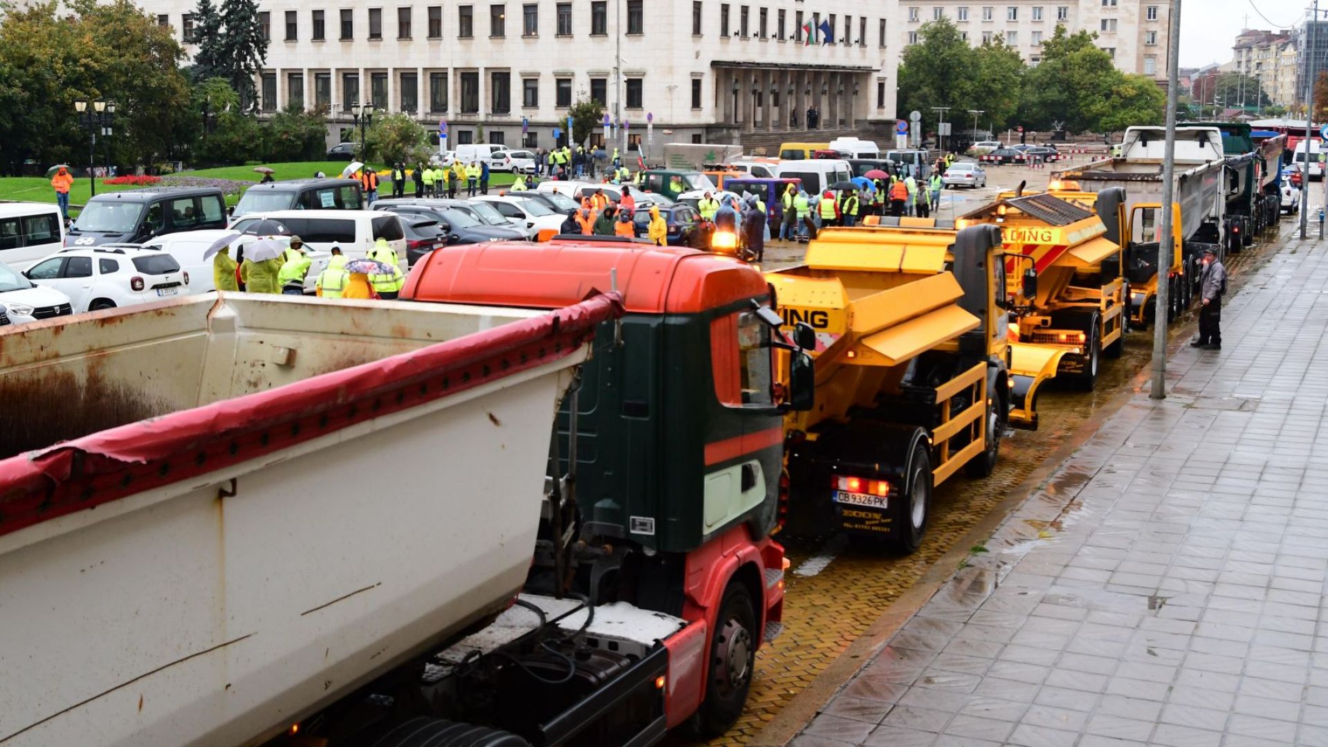 Пътните строители блокираха центъра на София (снимки)