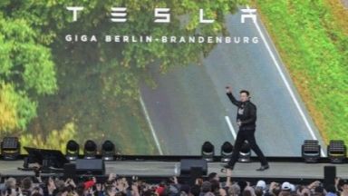 Докато Tesla стигна до 100-хилядния си автомобил за 12 г., китайската Xpeng и Nio го направиха за 6