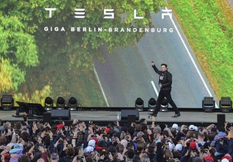 Илон Мъск, главен изпълнителен директор на Tesla, пристига в Деня на отворените врати, в Gigafactory Tesla, източно от Берлин, в събота, 9 октомври 2021 г. Първите превозни средства трябва да слязат от производствената линия в края на 2021 г.
