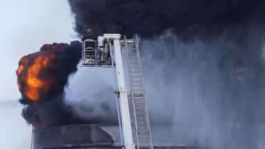 Пожарникари потушиха огромен пожар избухнал днес в резервоар в едно