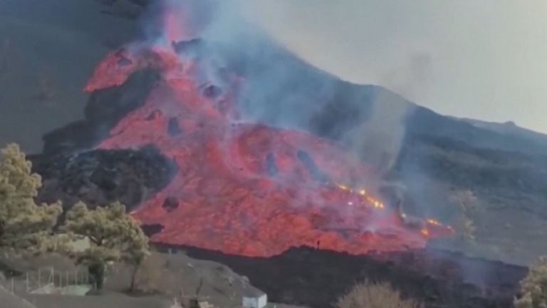 A river of lava flooded and engulfed a cement plant on the Spanish island of La Palma (photos / video)