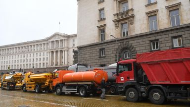 Тежката техника на строителния бранш за втори ден блокира движението