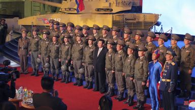 Ким Чен-ун на оръжейно изложение: Ще създадем "неуязвима армия" (снимки)