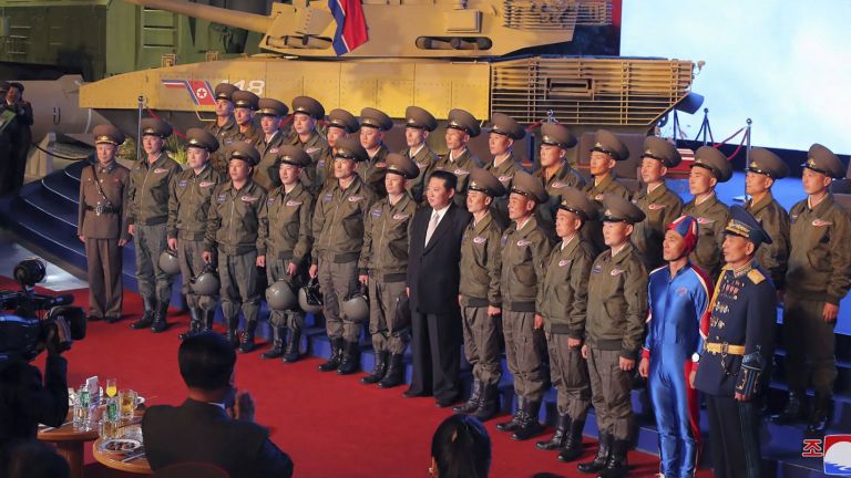 Севернокорейският лидер Ким Чен-ун обеща да създаде неуязвима армия тъй