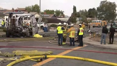 Самолет се разби в Сан Диего, има жертви и ранени, изгоряха къщи и коли (снимки/видео)