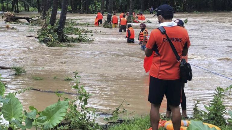 Расте броят на жертвите на супертайфуна Раи, ударил на 16