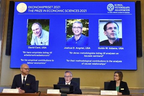 Нобеловия комитет за награди за икономически науки обявява носителите на наградата за 2021 г. : Дейвид Кард, Джошуа Ангрист и Гуидо Имбенс